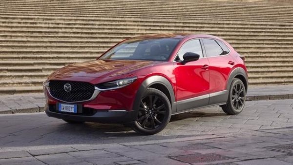 Актуализираната версия на Mazda CX - 30 , предлагана изключително с хибридни двигатели, направи своя пазарен дебют в началото на 2025 година.  Запази своите размери (дължината е 4395 мм,  междуосие от 2655 мм, ширина от 1795 мм и височина от 1540 мм. Багажникът започва от 430 литра. 

Практически непроменен, този компактен кросоувър представя някои нови естетически характеристики, технологични (на борда има информационно-развлекателна система с 10-инчов TFT цветен екран ) и повишена производителността. Под капака можете да избирате между двигателите e-Skyactiv G 2.5 със 140 к.с. и  e-Skyactiv X 2.0 със 186 к.с. 

Първият  спринтира до стотака за 9,7 секунди , а максималната скорост е 194 км /ч. Автоматичната версия променя показателите до съответно 10,3 секунди и 191 км /ч. В комбиниран WLTP цикъл разходът на гориво е съответно 6 и 6,6 л/100 км.

Двигателят e-Skyactiv X 2.0 има 186 коня с широка гама от опции за персонализиране, които включват както предно, така и задвижване на четирите колела. Също ръчна или автоматична скоростна кутия.  Разходът е е между 5,8 и 6,6 л/100 км. И отличните 8,3 секунди за достигане от 0 до 100 км/ч при версията с предно предаване. Тя разполага с шестстепенна механична скоростна кутия. Максималната скорост е 204 км /ч . Предлагат се шест нива на оборудване.